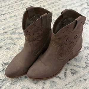 Short cowgirl boots, size 7. Good used condition. Very comfortable!